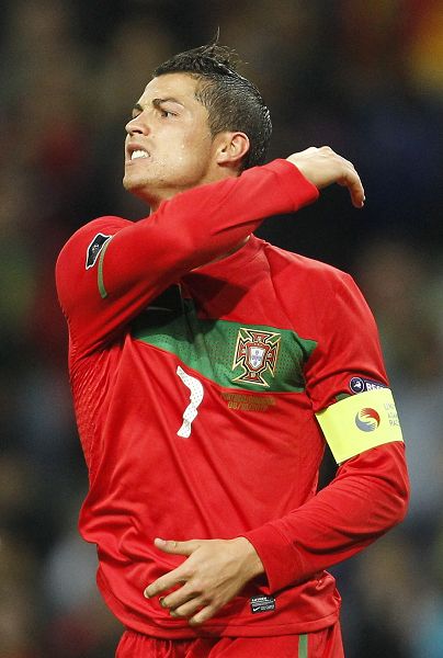 马刺客场115-102击败开拓者，福克斯37分带队取胜，展现全面实力。