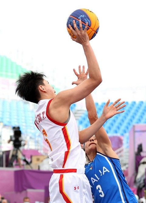 欧冠红黑榜：格纳布里领衔红榜，亚马尔、伊萨克进入黑榜