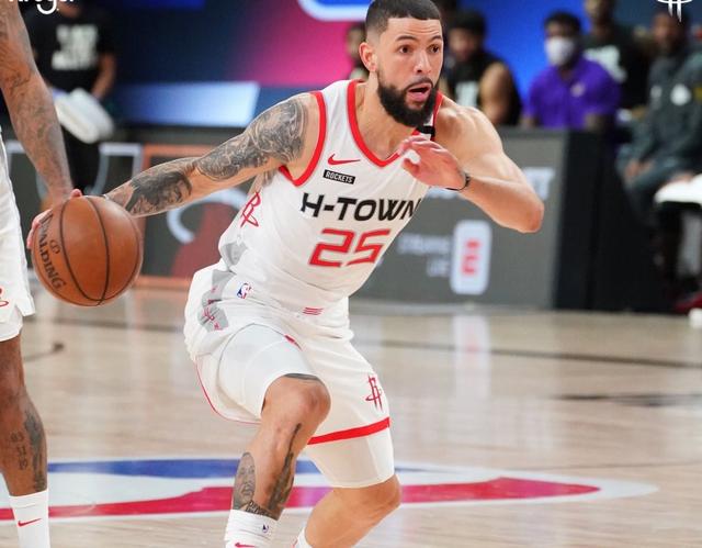 详解棒球规则中的“场外飞球”判罚及球击中支柱后的垒位推算