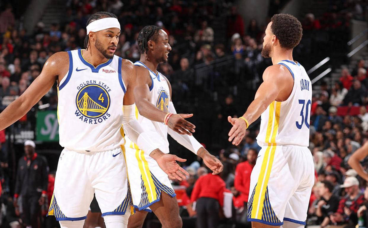 聚精會神，他在看他的可愛的兒子的籃球賽 這是我喜歡的大可愛 他引領那個時代 使得我偶然走進馬刺的世界