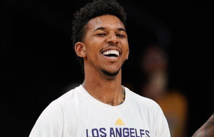 巴里·邦兹正式获得其第七座年度 MVP 奖杯，前无古人，后也难有来者