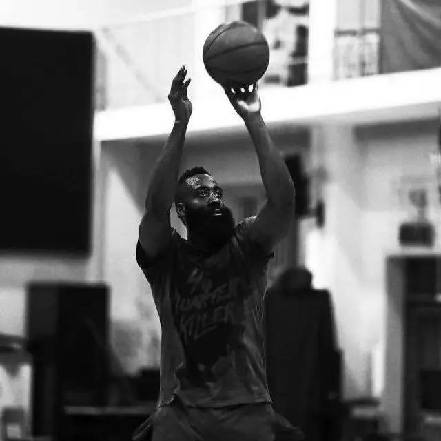 快船战胜黄蜂，迎来3连胜，哈登关键时刻2个三分，哈登32分