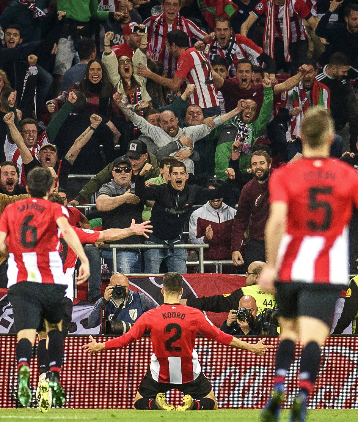 曝梅西愿意降薪70%回归巴萨!把队徽文在了腿上