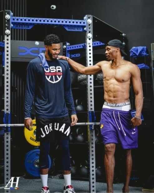 记者：因伤落选的马斯坦托诺仍加入阿根廷队的训练营