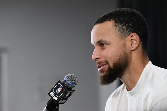 详解棒球规则中的界外球接捕判罚当球在界外区域反弹后的守备要求