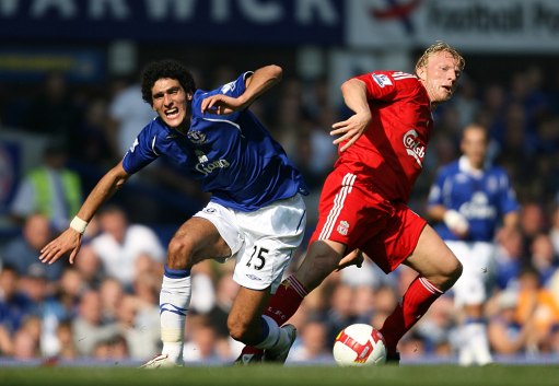 德州游骑兵队球员德弗斯在季后赛击出致胜本垒打