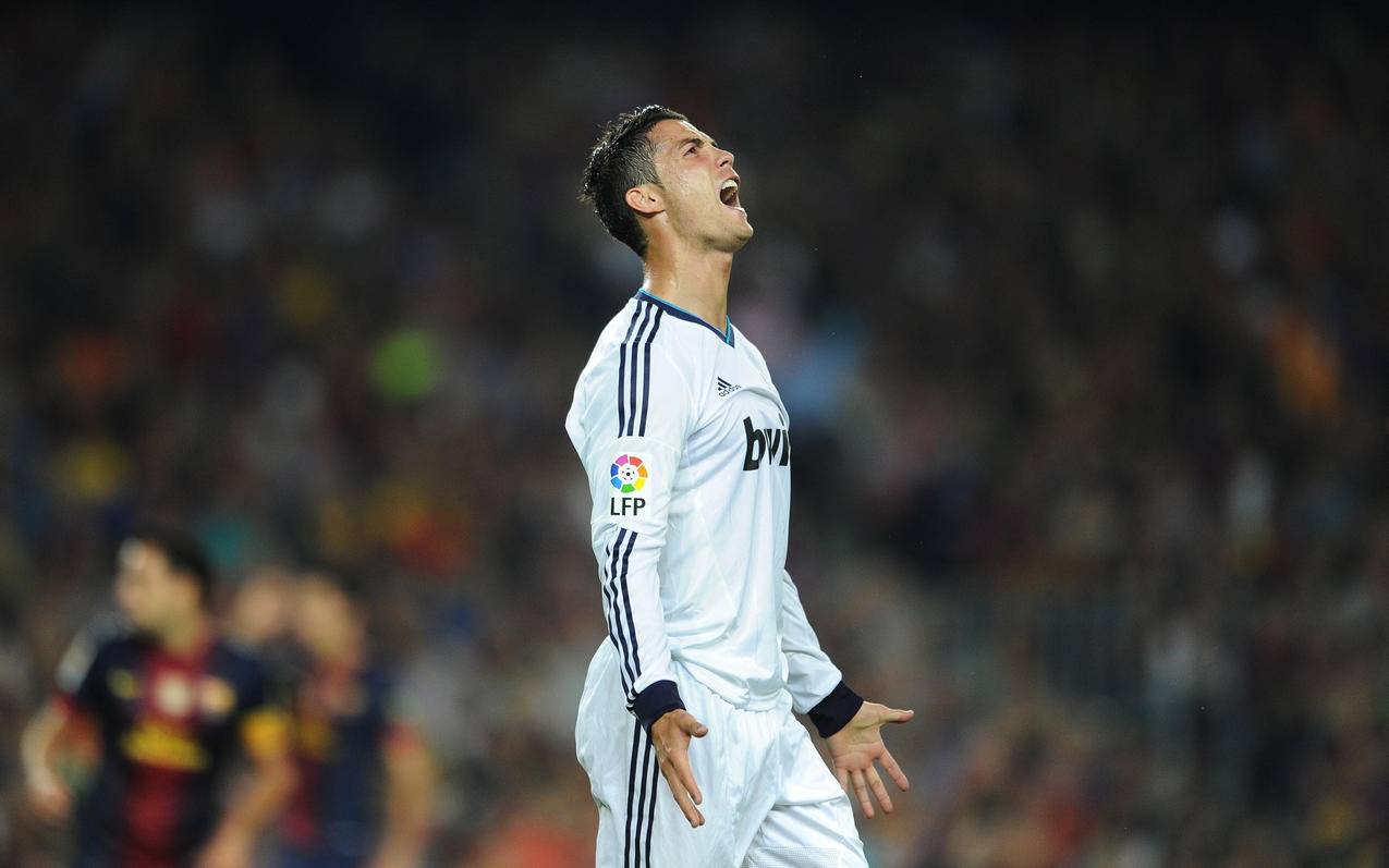 西甲西乙赛季中场休息：皇家奥维耶多与体育俱乐部的悬崖边舞蹈